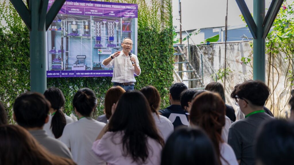 Ông Vương Hoàng Lê, Cố vấn Công ty Huy Việt Tây Đô thuyết trình về các sản phẩm của công ty