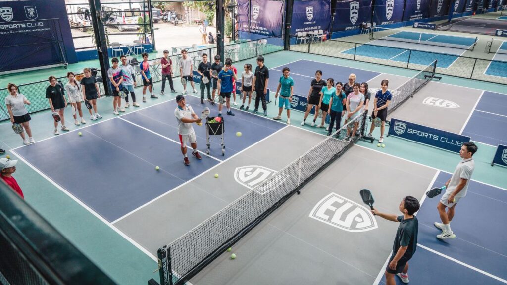 Sinh viên WSU-LQT BBUS quây quần xung quanh sân tập nghe phổ biến về luật và cách chơi Pickleball