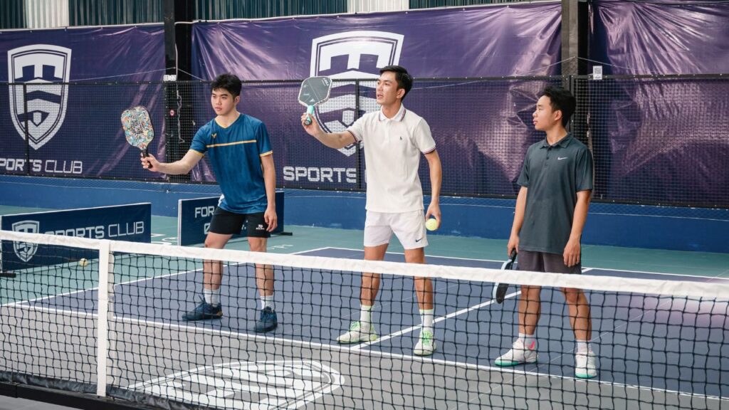 Huấn luyện viên Pickleball (đứng giữa) hướng dẫn sinh viên WSU-LQT BBUS cách cầm vợt và di chuyển chính xác 