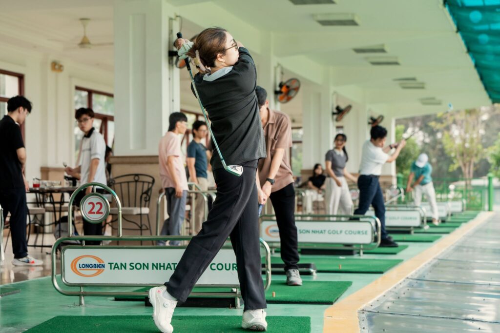 Sinh viên chương trình Cử nhân Kinh doanh LQT học lớp nền tảng golf