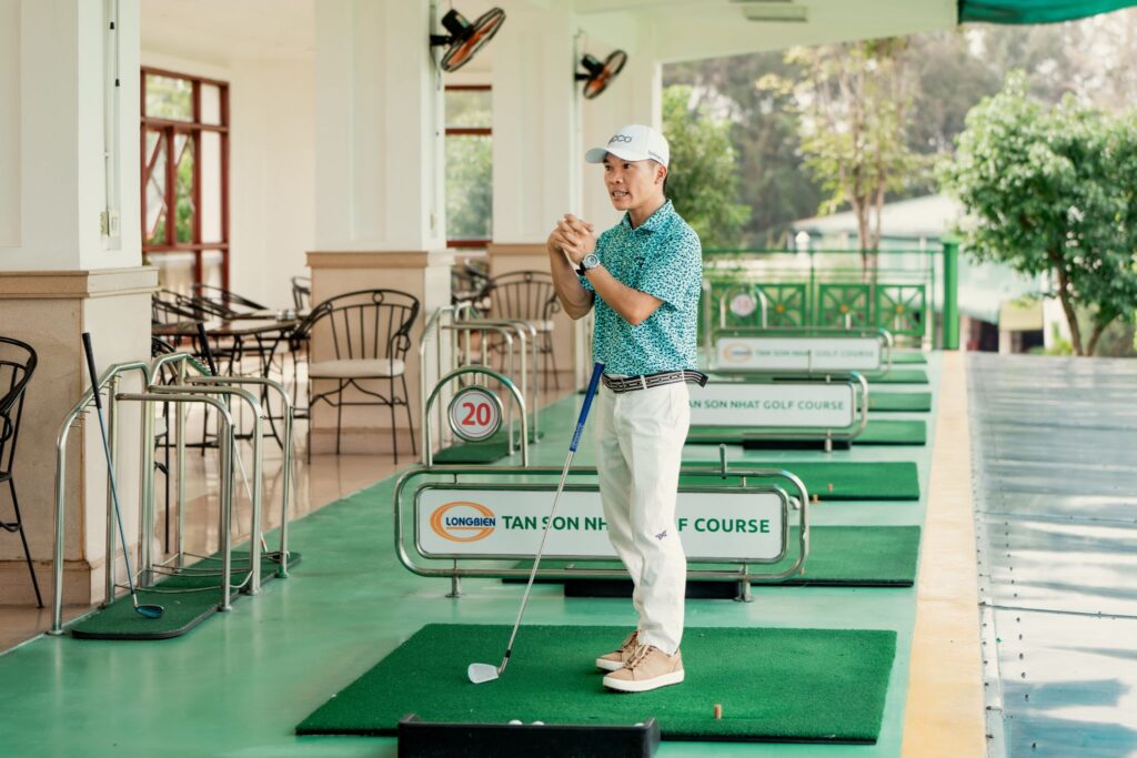 Huấn luyện viên tại sân Golf Tân Sơn Nhất giới thiệu các quy tắc cơ bản của môn Golf