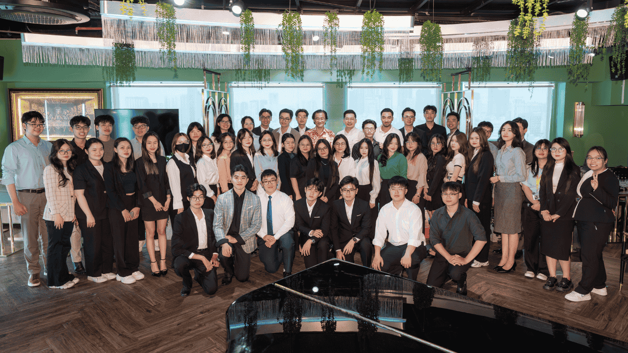 Toàn thể diễn giả và sinh viên chương trình Cử nhân Kinh doanh LQT tại LQT Talk #16