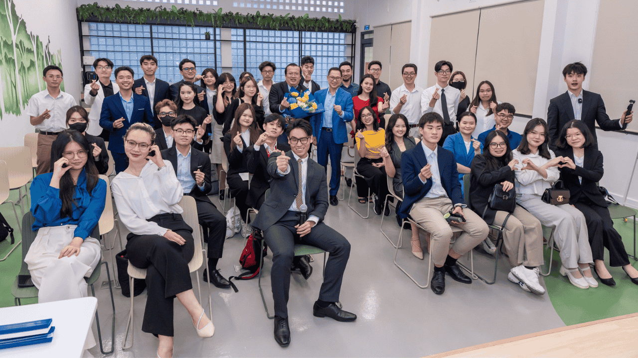 Toàn thể diễn giả và sinh viên chương trình Cử nhân Kinh doanh LQT tại LQT Talk #17