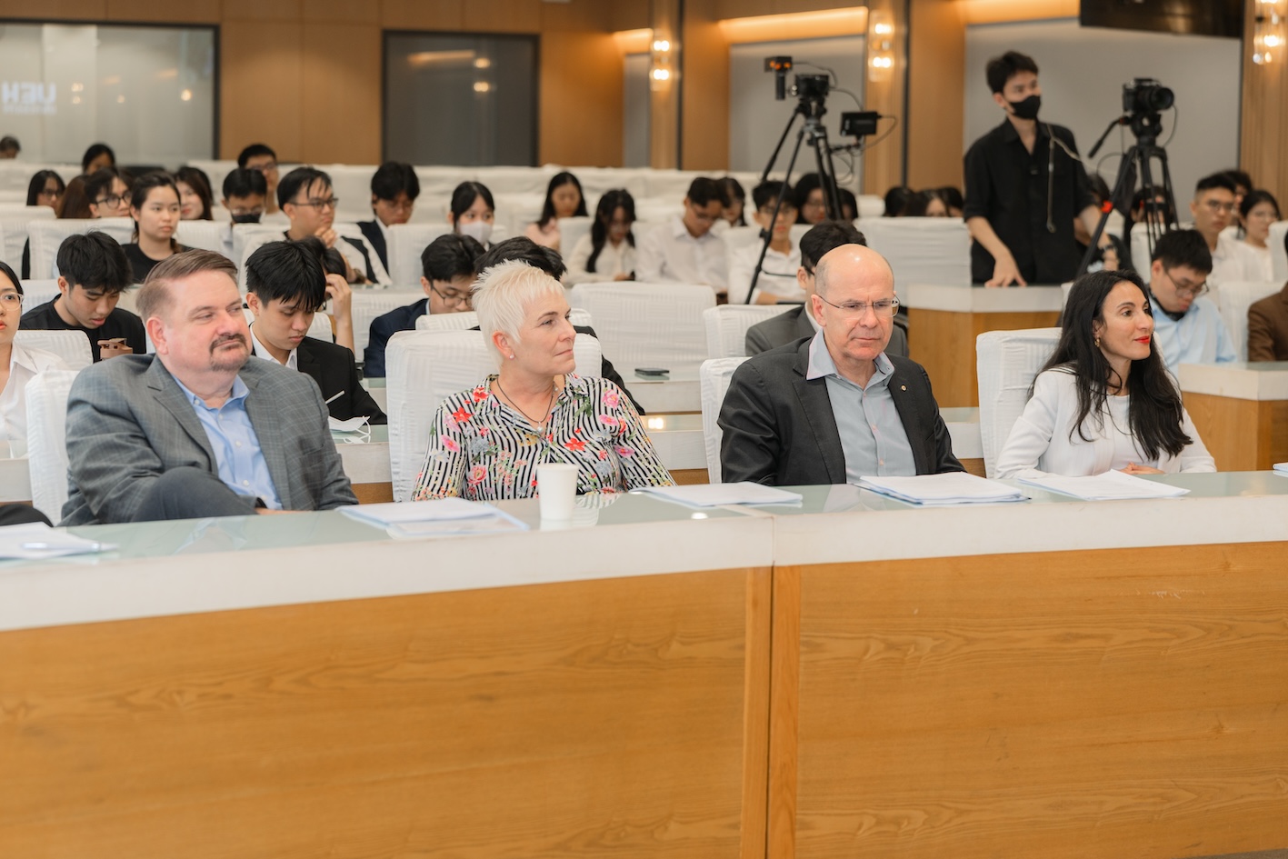 Các khách mời cấp cao đến từ Đại học Western Sydney (Từ trái: Tiến sĩ Douglas Foster, Tiến Sĩ Nicolene Murdoch, Giáo sư danh dự George Williams AO, Giáo sư Hind Benbya)
