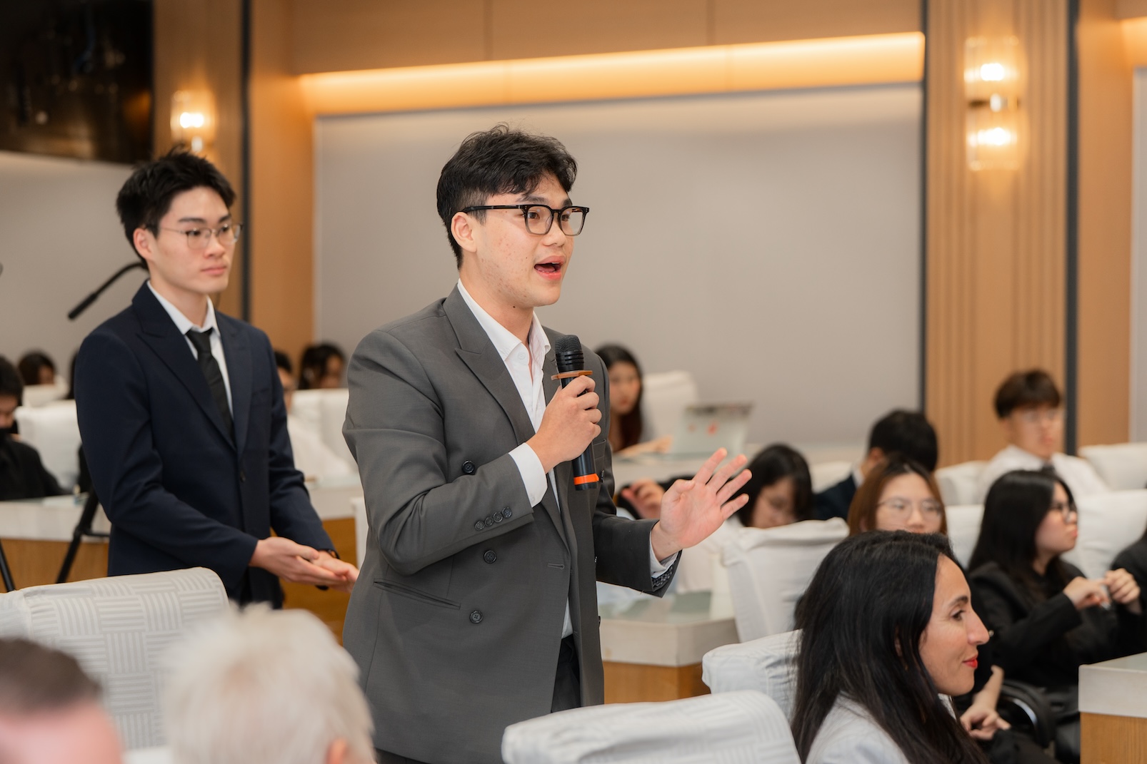 Sinh viên Đại học Western Sydney hào hứng đặt câu hỏi với diễn giả tại LQT BizTalk