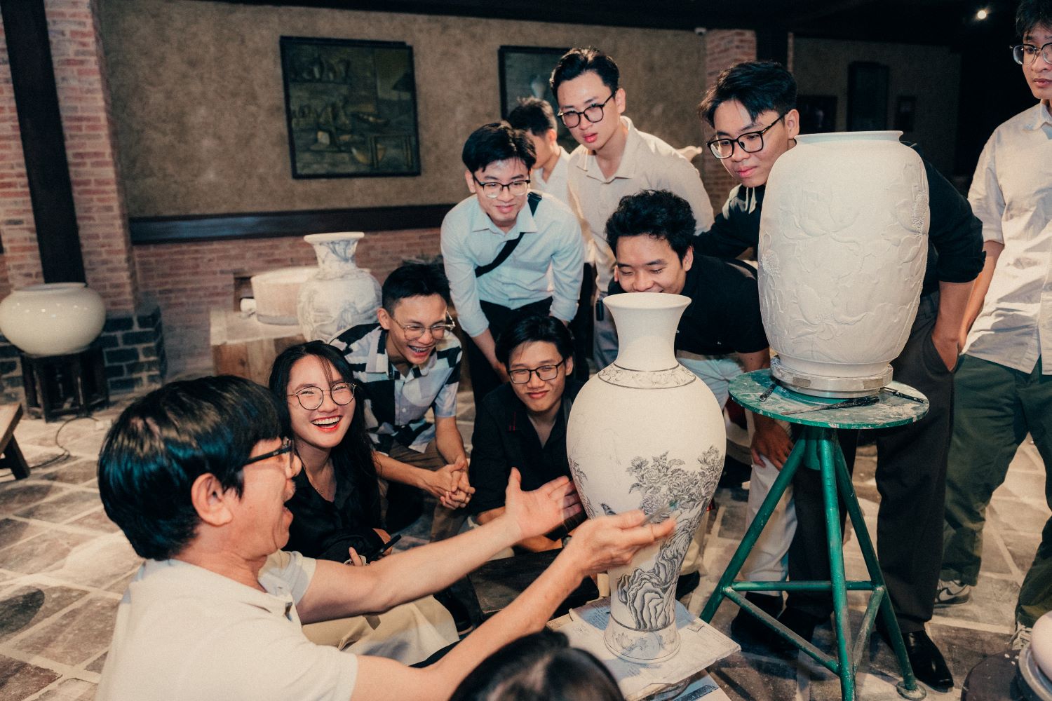 Sinh viên thích thú lắng nghe tâm sự "làm nghề" từ các nghệ nhân trong LQT Company Visit