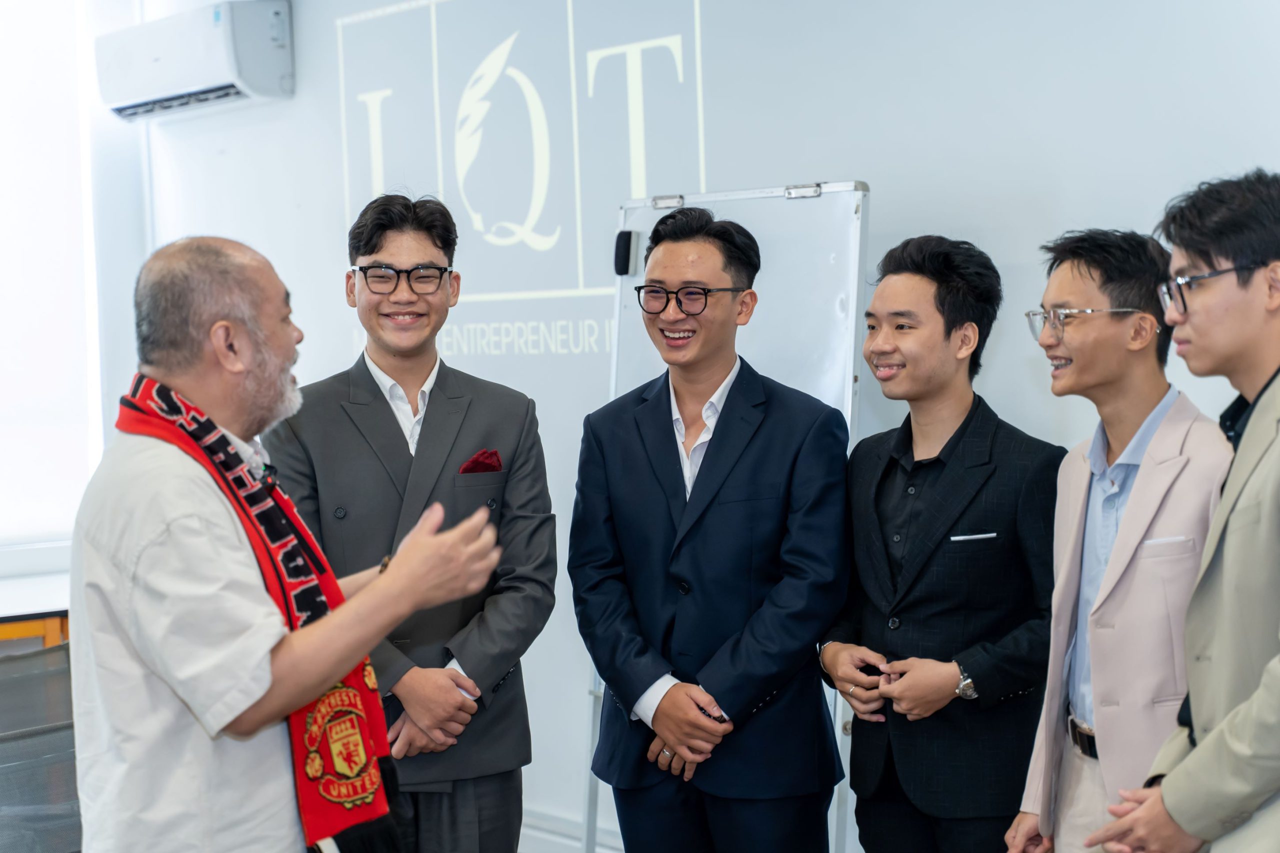 Ông Nguyễn Trung Dũng vui vẻ trò chuyện cùng sinh viên chương trình Cử nhân Kinh doanh LQT tại LQT Talk #18