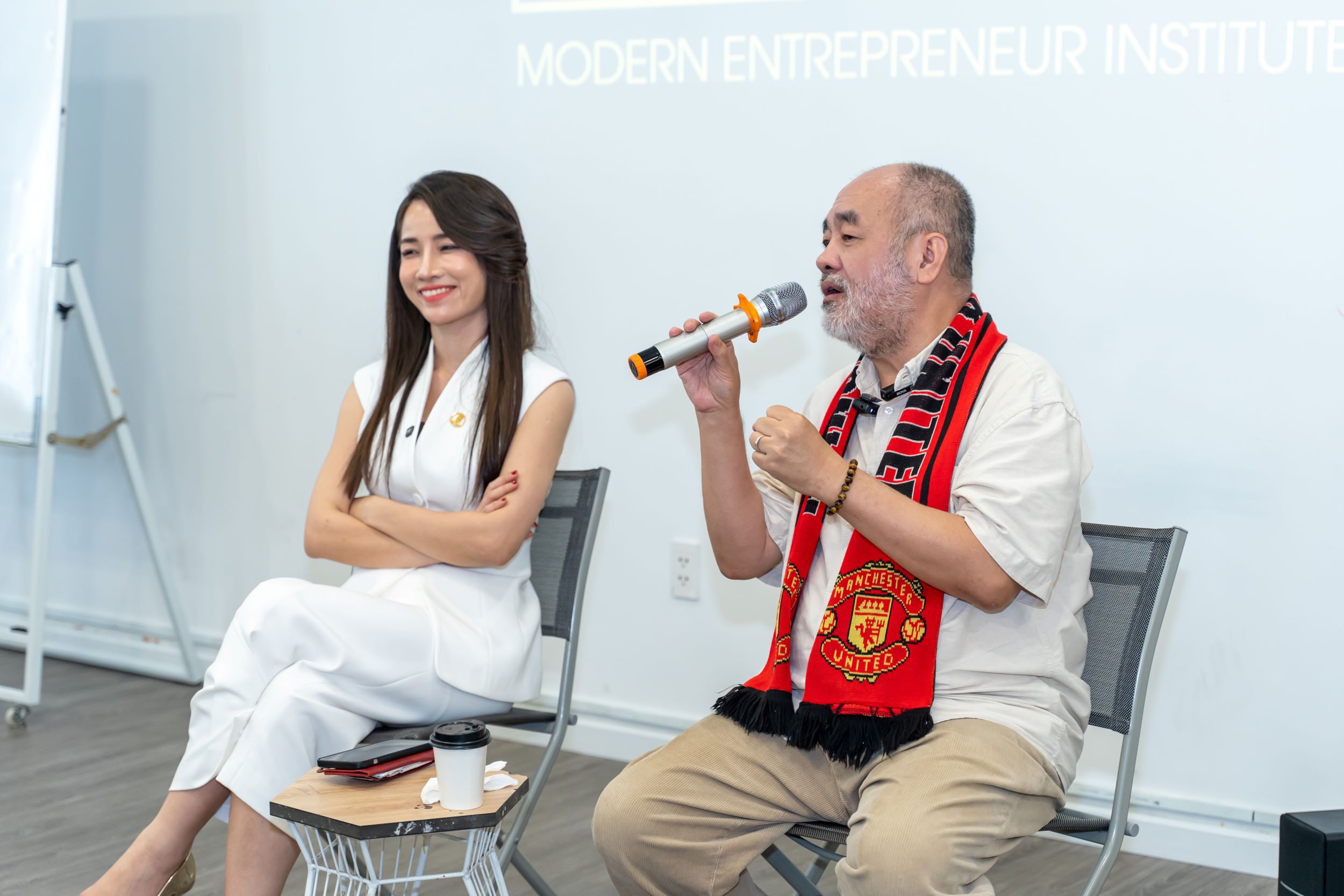 Ông Nguyễn Trung Dũng cùng bà Tôn Nữ Xuân Quyên trong phiên thảo luận tại LQT Talk #18